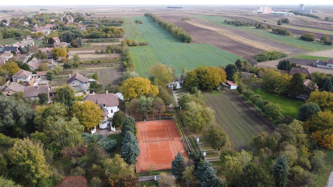 B&B Villa Pipacs Feketić Buitenkant foto