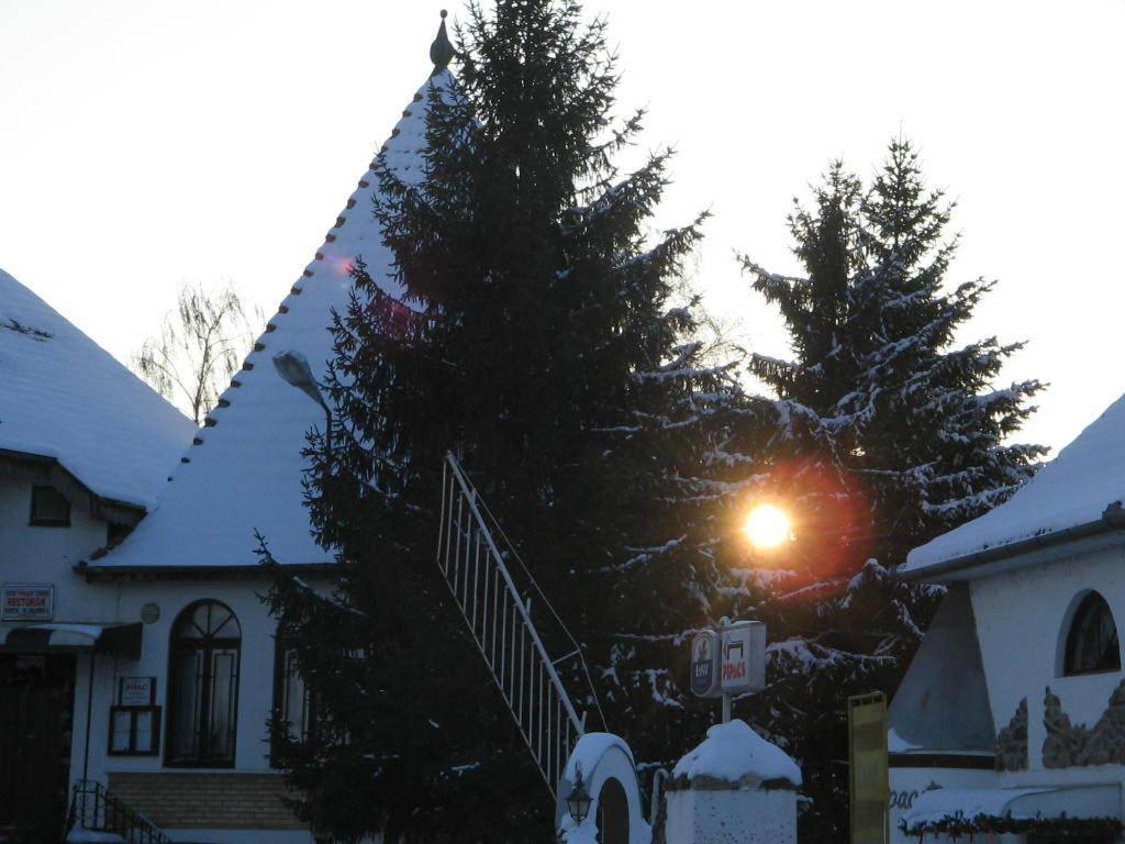 B&B Villa Pipacs Feketić Buitenkant foto