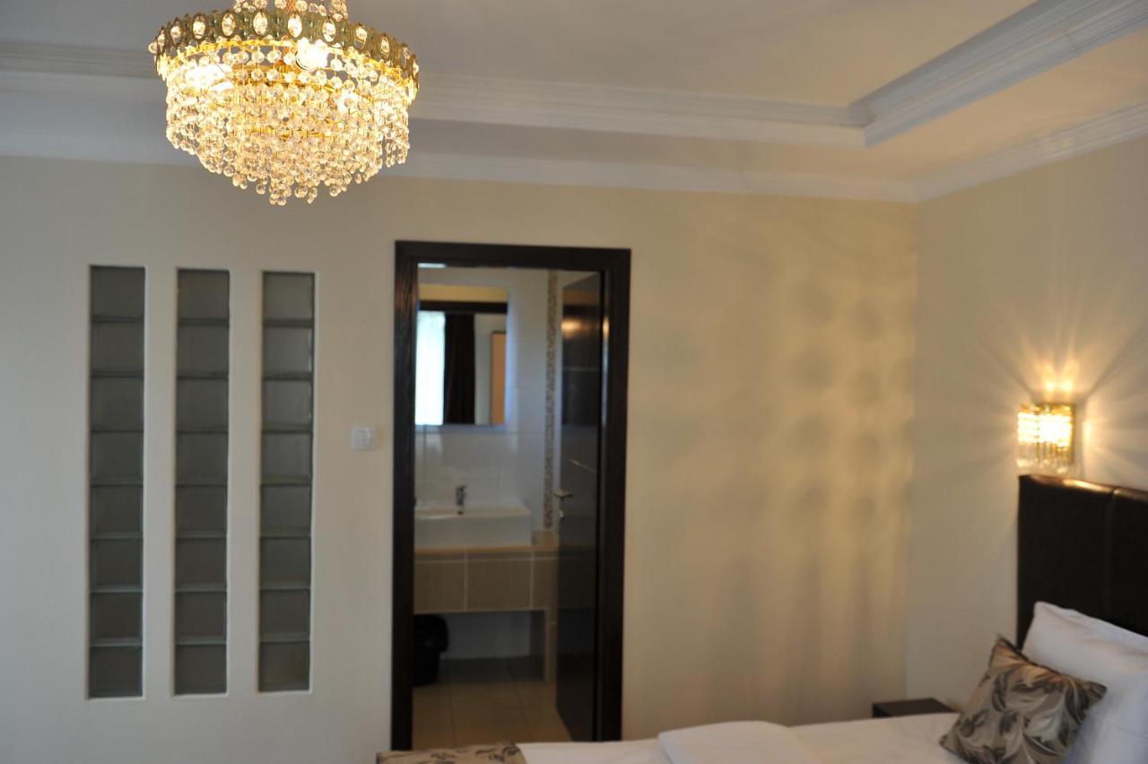 B&B Villa Pipacs Feketić Buitenkant foto